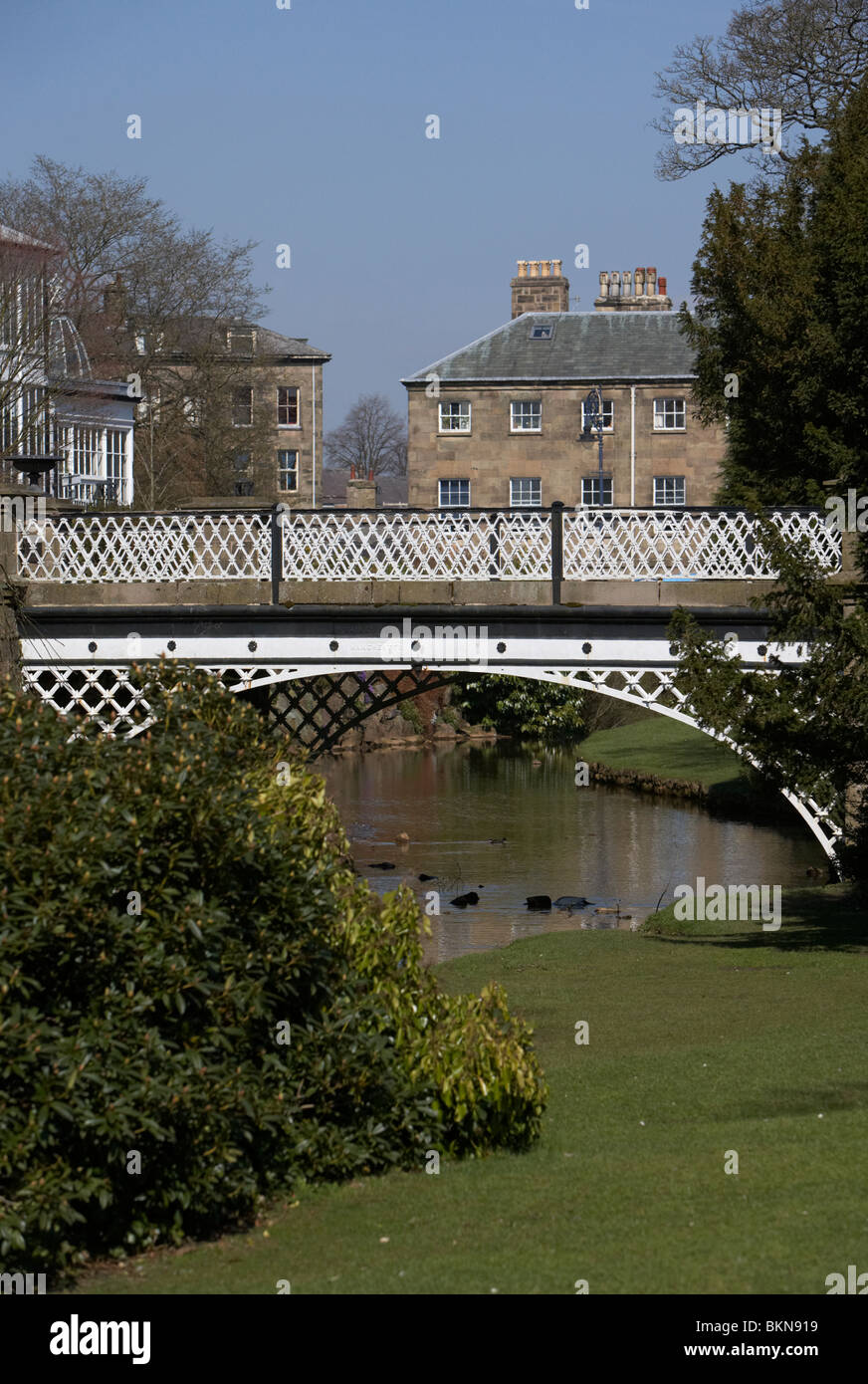 eiserne Brücke im Pavillon Gärten Buxton Derbyshire England UK Stockfoto
