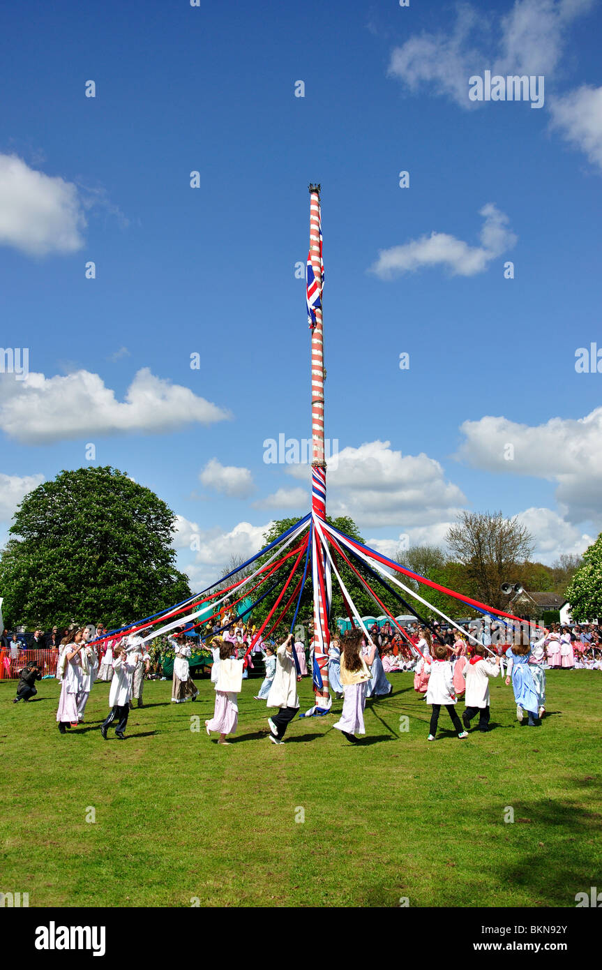Kinder tanzen um den Maibaum, The Ickwell May Day Festival, Ickwell Green, Ickwell, Bedfordshire, England, Vereinigtes Königreich Stockfoto