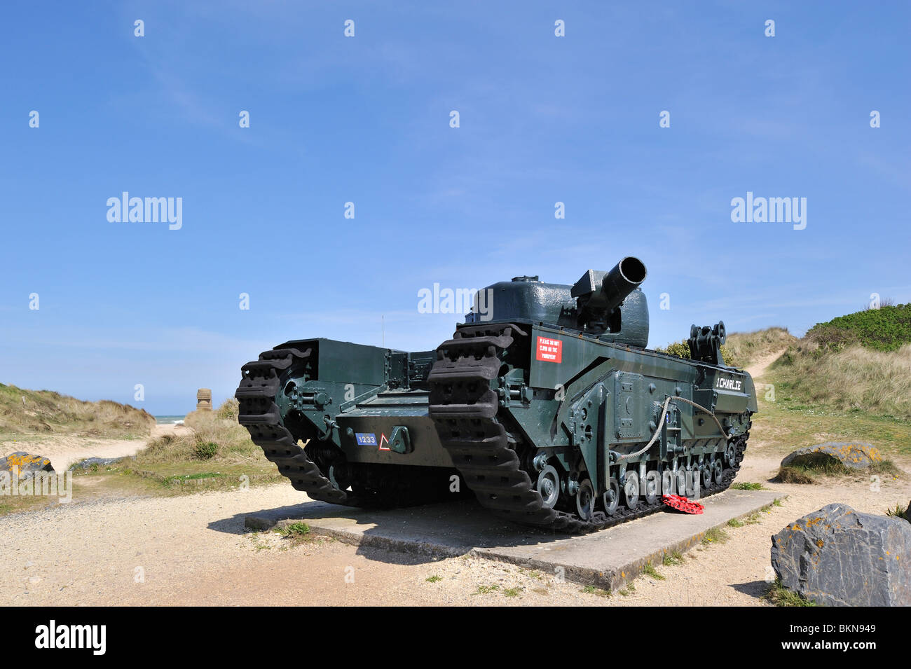 Britischen zweiten Weltkrieg zwei AVRE Churchill MK VIII Panzer im 2. Weltkrieg Juno Beach, Courseulles-Sur-Mer, Normandie, Frankreich Stockfoto