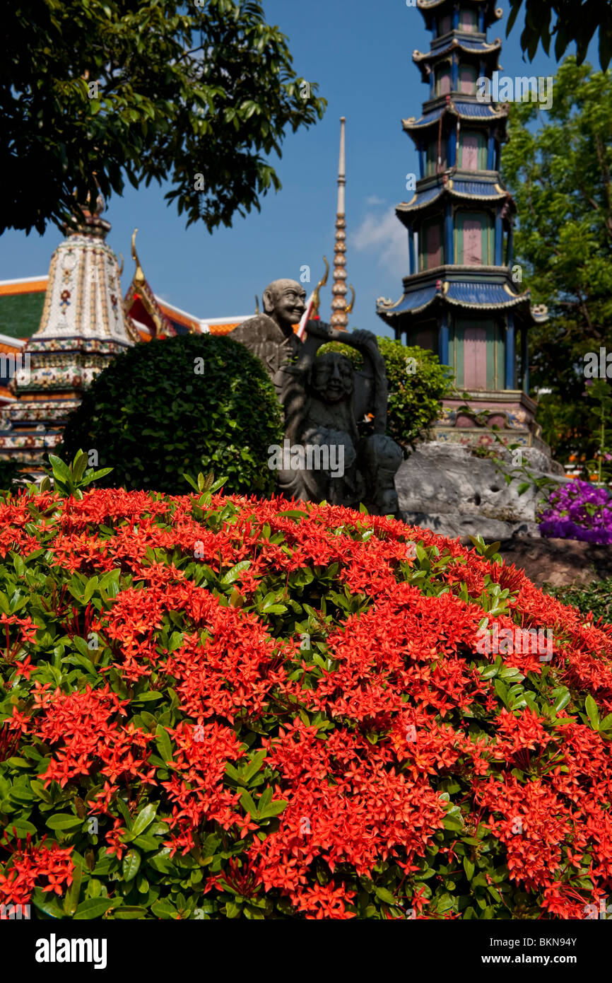 Bunte Gärten und Pagoden im Garten des Grand Palace in Bangkok, Thailand Stockfoto