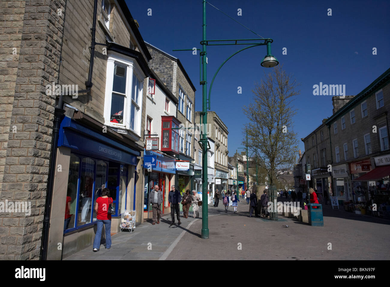 Frühling Garten Fußgängerzone einkaufen Straße Buxton Derbyshire England UK Stockfoto