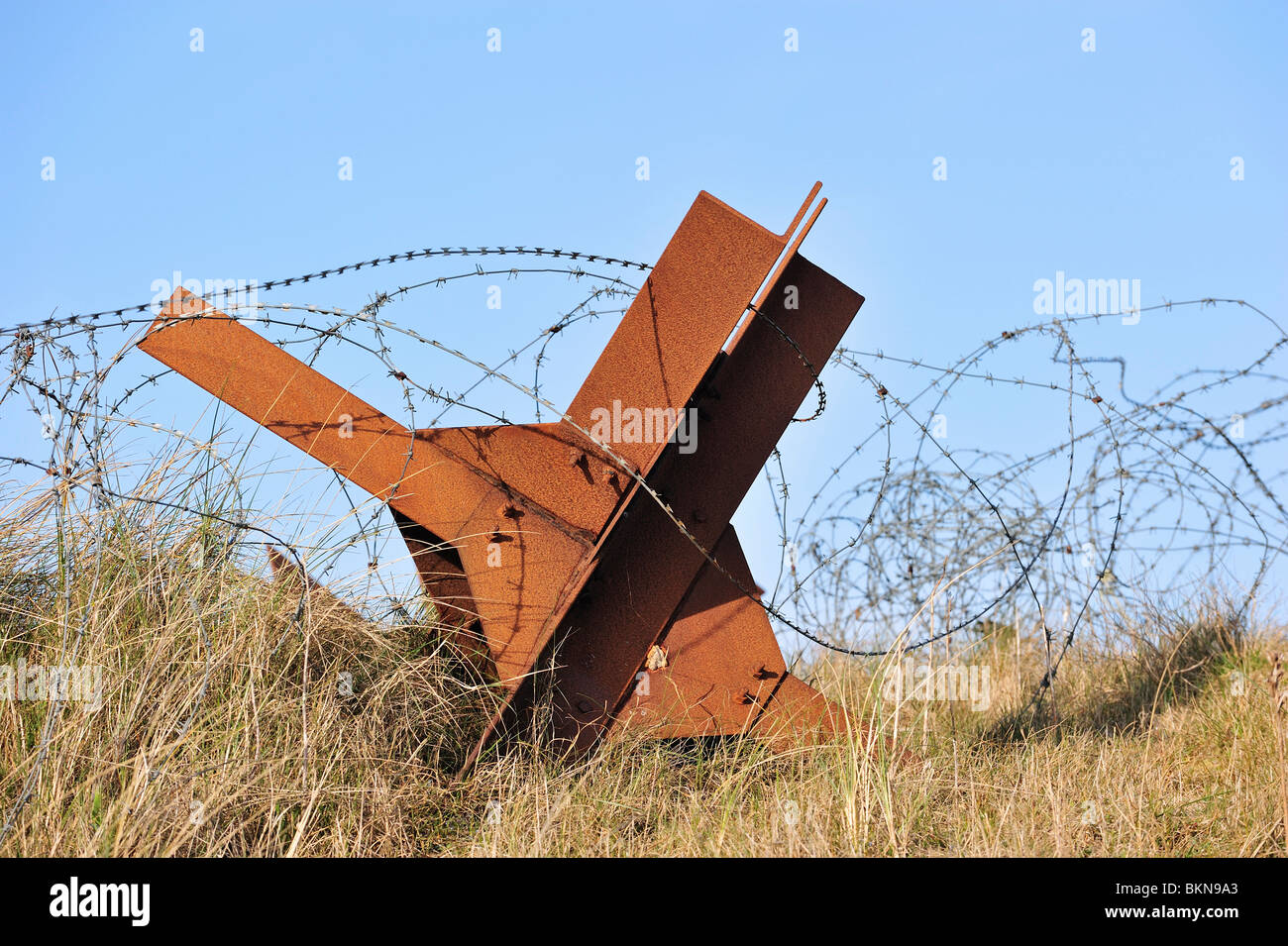 Barbwire und tschechischen Igel, einer statischen Panzerabwehr Hindernis Verteidigung aus dem 2. Weltkrieg an einem Strand der Normandie entlang der Atlantik-Wall, Frankreich Stockfoto