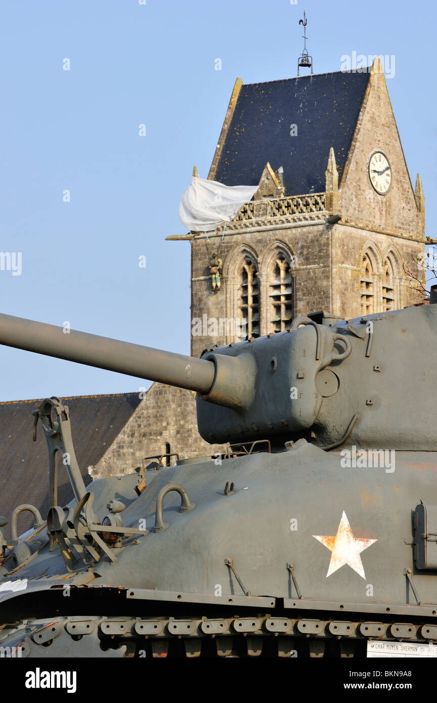 M4 Sherman tank in dem Airborne Museum und Gedenkstätte zu Ehren der Fallschirmspringer John Steele, Sainte-Mère-Église, Normandie Fallschirm Stockfoto