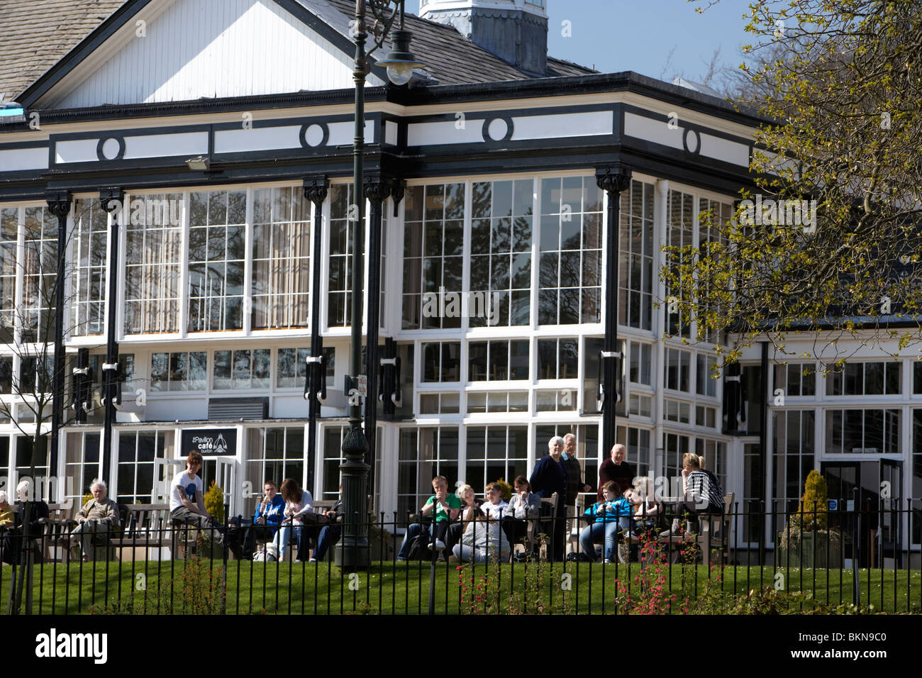 Menschen an einem Tag im Pavillon im Garten Pavillon Buxton Derbyshire England UK Stockfoto