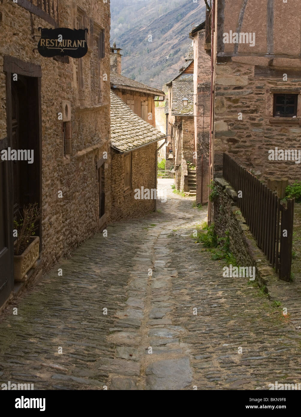 Schöne alte romanische und Renaissance-Gebäude in Conques Aveyron Midi-Pyrenäen massiv Zentralfrankreich Stockfoto