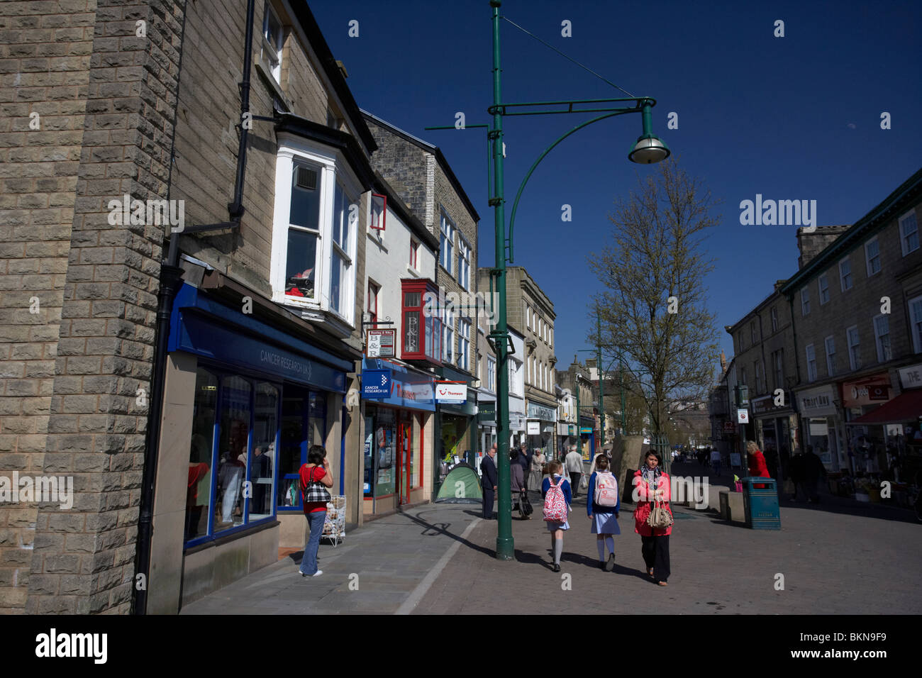 Frühling Garten Fußgängerzone einkaufen Straße Buxton Derbyshire England UK Stockfoto