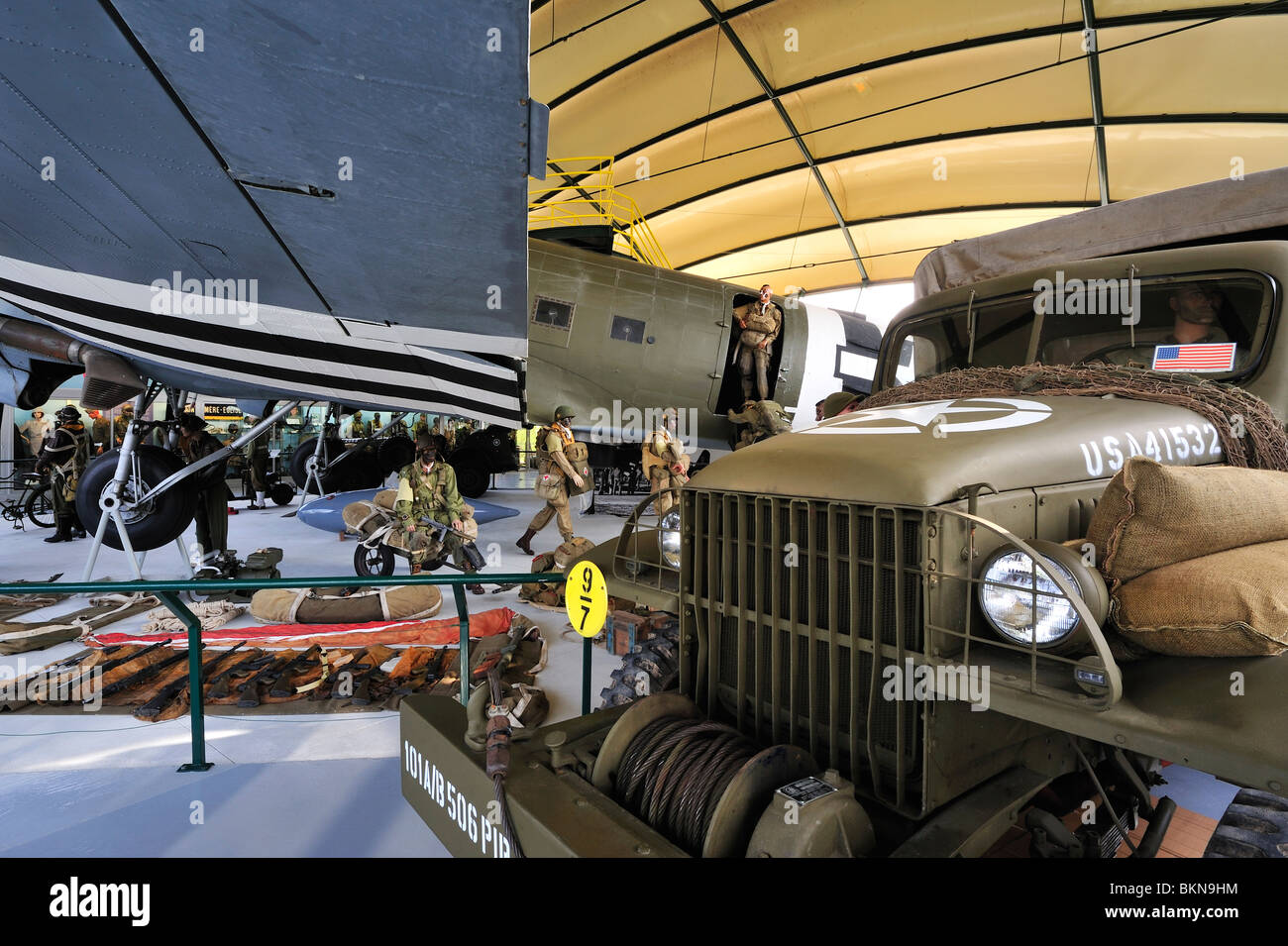 Weltkrieg zwei Fahrzeuge, Uniformen und Waffen der amerikanischen Armee in das Airborne Museum in Sainte-Mère-Église, Normandie, Frankreich Stockfoto