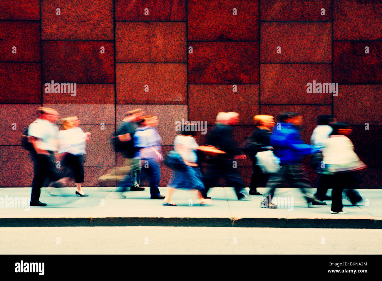 MENSCHEN ZU FUß AUF ADAMS ST IN DOWNTOWN, CHICAGO, ILLINOIS, USA AM NACHMITTAG HAUPTVERKEHRSZEIT Stockfoto