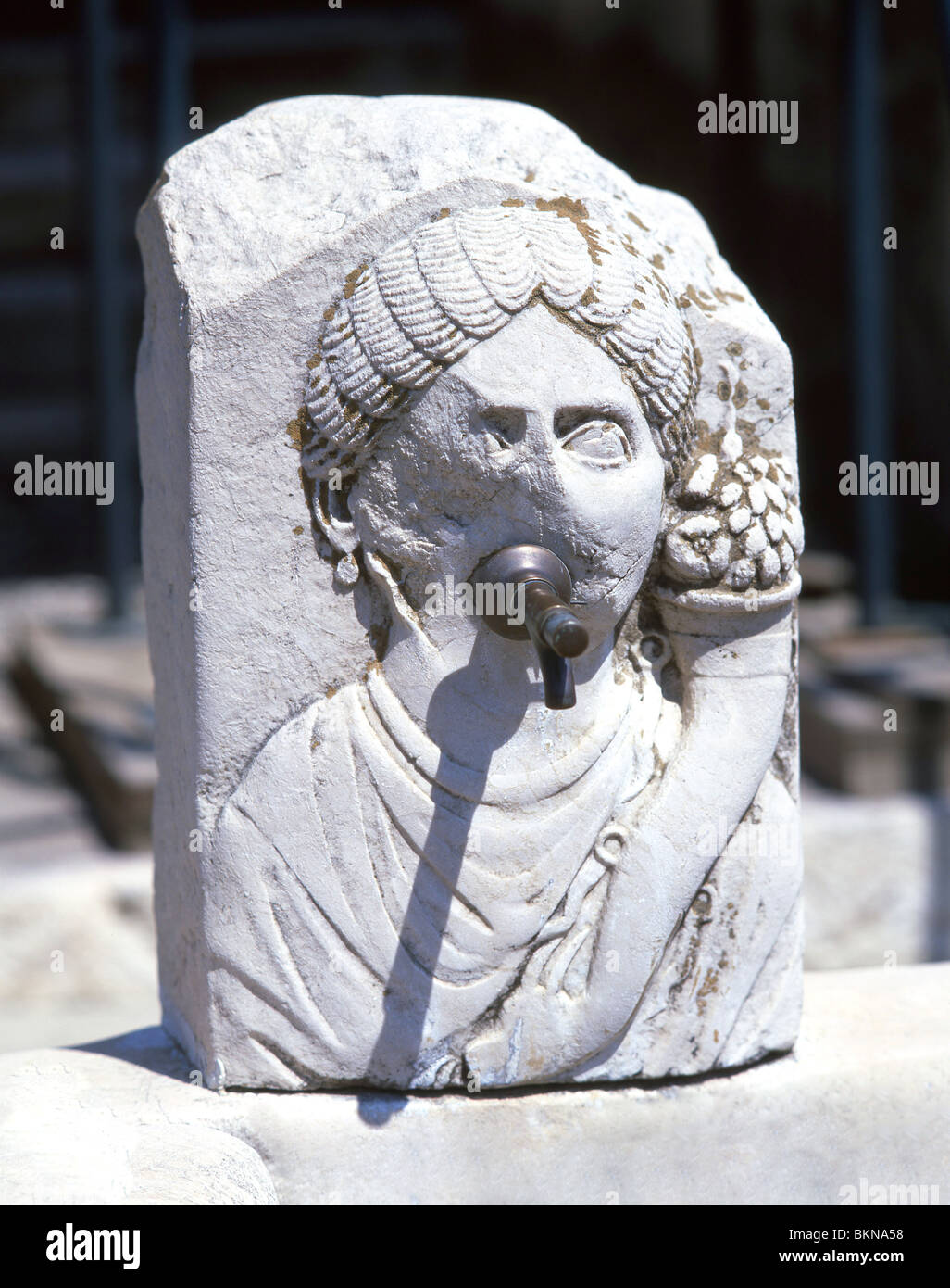 Marmorbrunnen mit Skulpturen, die antike Stadt Pompeji, Pompeji, die Metropolstadt Neapel, die Region Kampanien, Italien Stockfoto