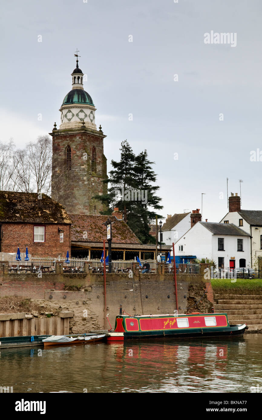 Der Fluss Severn und Pepperpot Kirchturm, jetzt verwendet als ein Heritage Center in Upton auf Severn, Worcestershire, uk Stockfoto