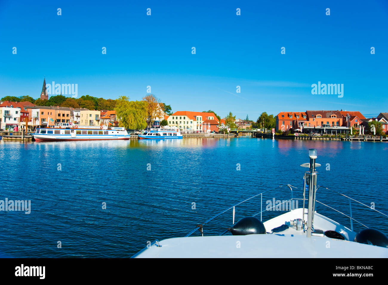 Bug der Yacht nähert sich drehen-Brücke bei der Stadt Malchow, Petersdorfer See, Mecklenburg-Vorpommern, Deutschland Stockfoto
