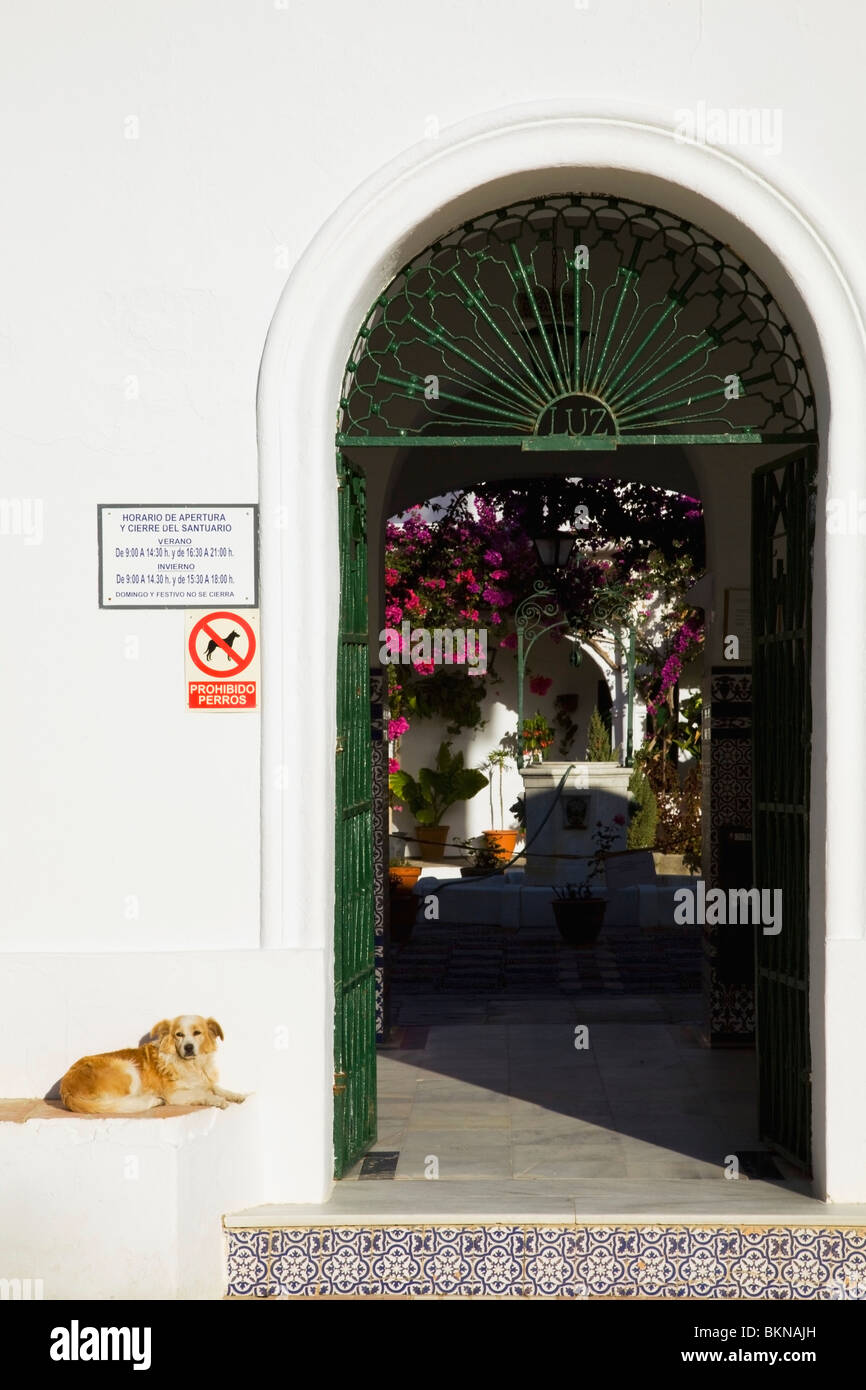 Andalusien, Spanien; Eine offene Tür zu einem Haus in der Nähe von Tarifa Stockfoto