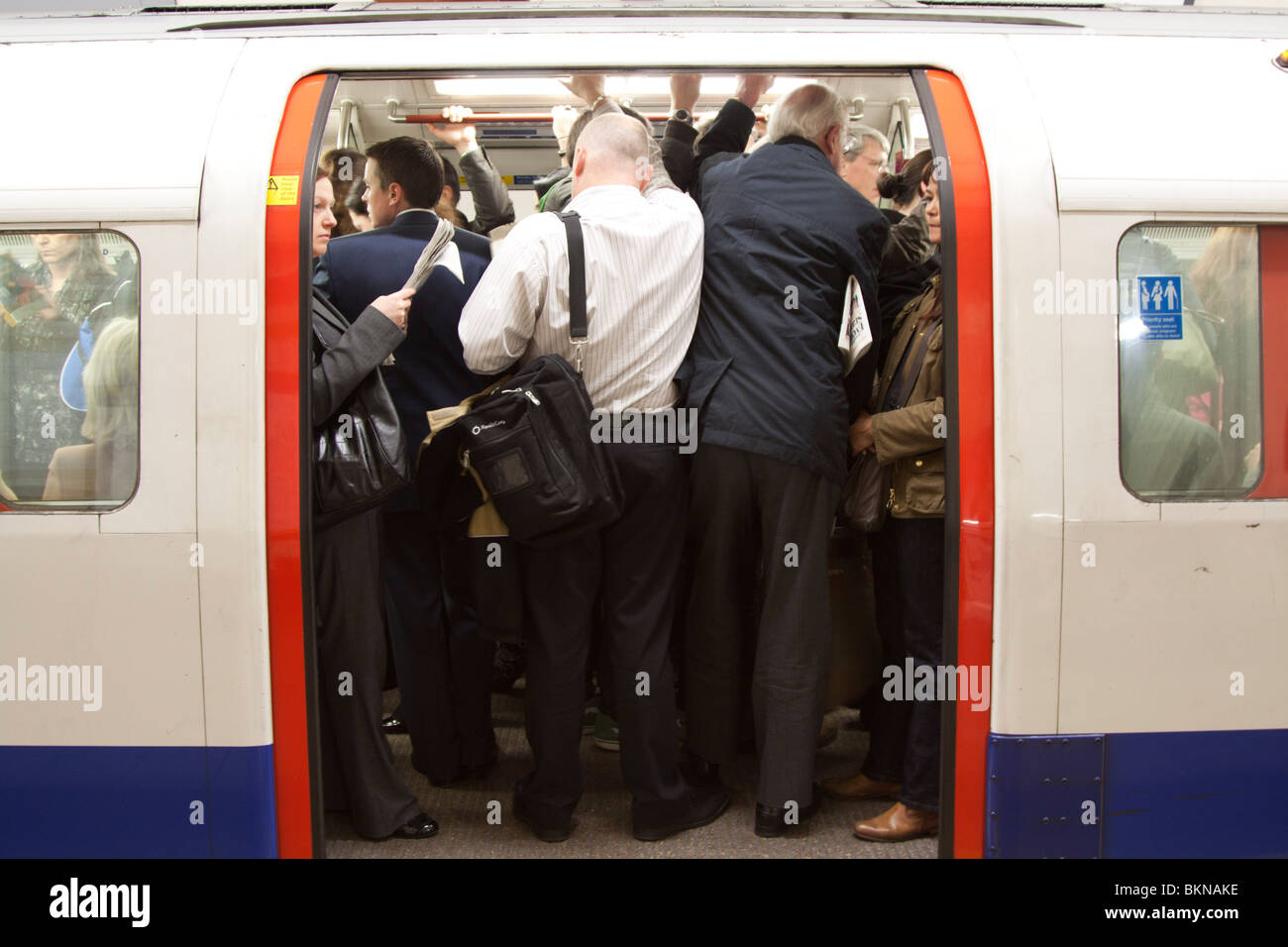 Abends Rush Hour - Victoria Line-Zug - Oxford Circus Station - London Underground Stockfoto