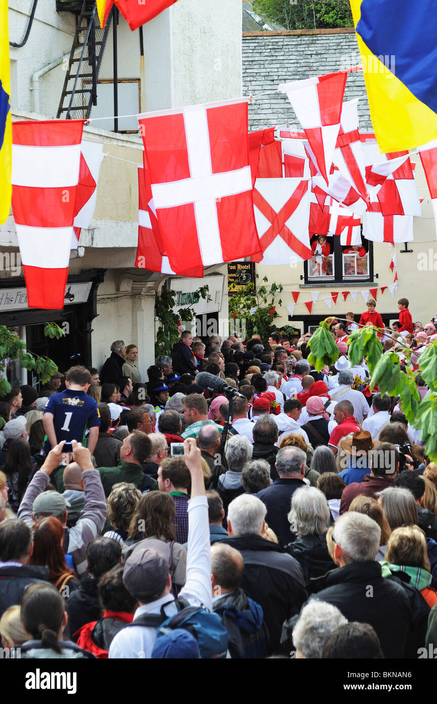 Massen von Menschen in den Straßen von Padstow, Cornwall, uk, der jährliche 'Obby Oss' Day zu feiern. Stockfoto