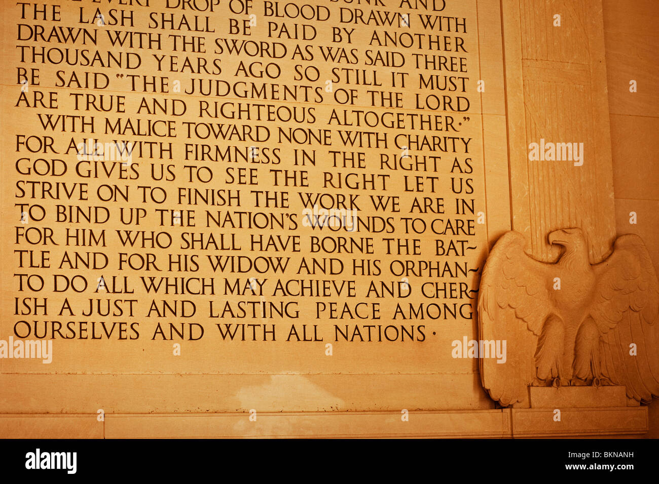Letzten Absatz 2. Antrittsrede Präsident Lincolns geschnitzt an der Wand des Lincoln Memorial, Washington DC USA Stockfoto