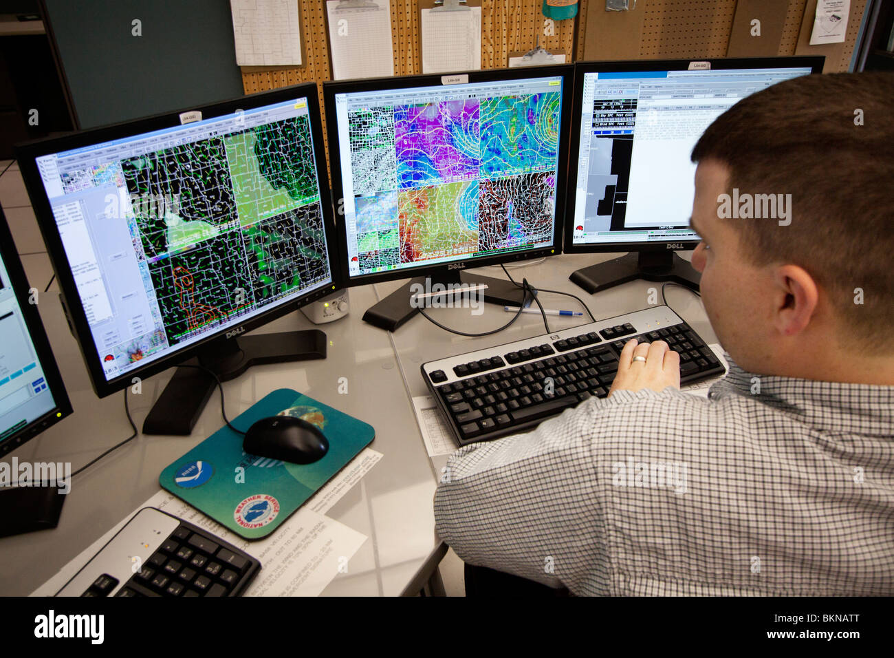 Ein Meteorologe bei der National Weather Service in Hastings, Nebraska, analysiert die Karten um eine Prognose zu erstellen. Stockfoto