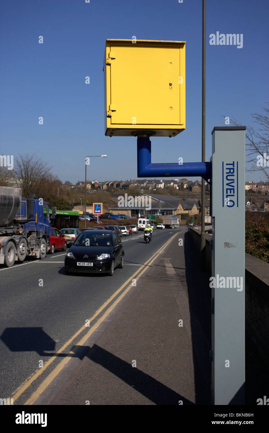 Auto vorbei an gelben Blitzer Verkehr auf einer Straße in Buxton Derbyshire England UK Stockfoto