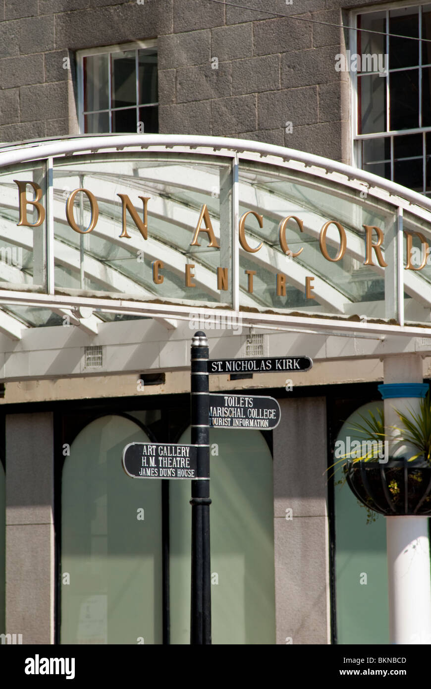 Wegweiser vor dem Bon Accord Centre, Aberdeen, Schottland Stockfoto