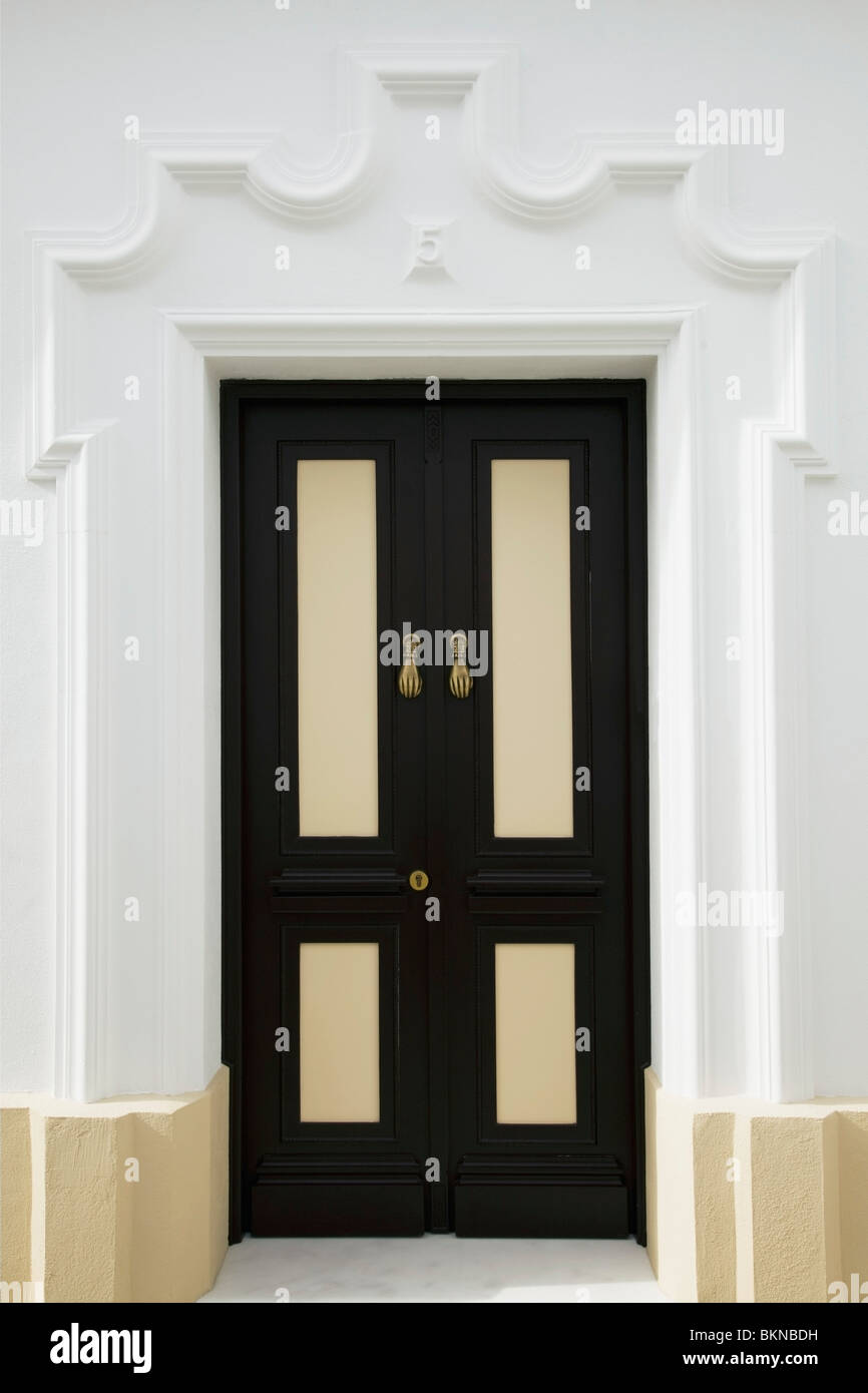 Chiclana, Andalusien, Spanien; Eine schwarze Tür Stockfoto