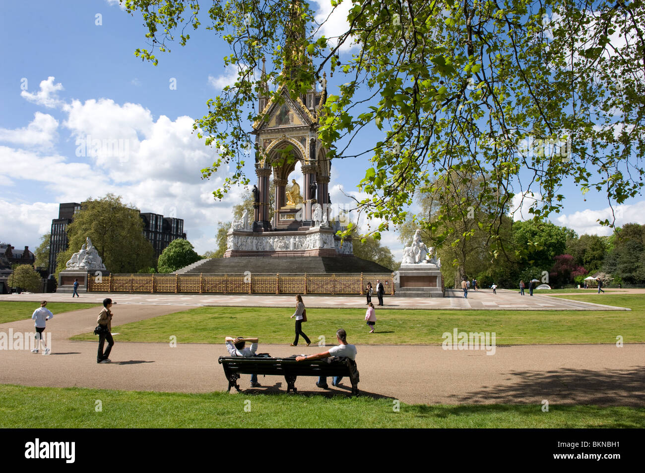 Ein Blick auf das Albert Memorial mit Menschen sitzen und an einem sonnigen Morgen im Mai 2010 Kensington Gardens spazieren zu gehen. Stockfoto