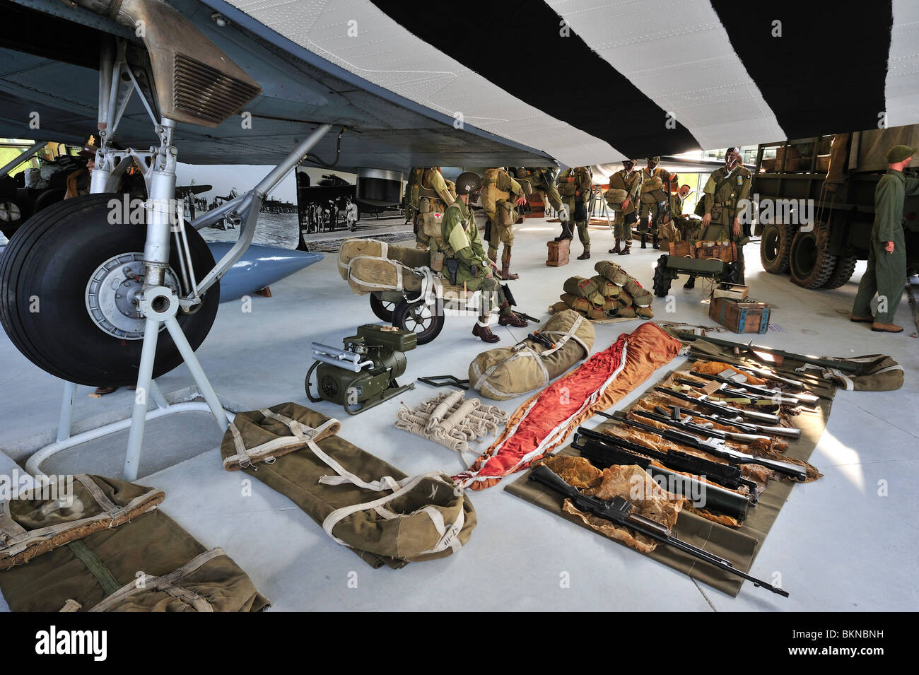 Douglas C-47 Flugzeug, Uniformen und Waffen der amerikanischen Armee in das Airborne Museum in Sainte-Mère-Église, Normandie, Frankreich Stockfoto