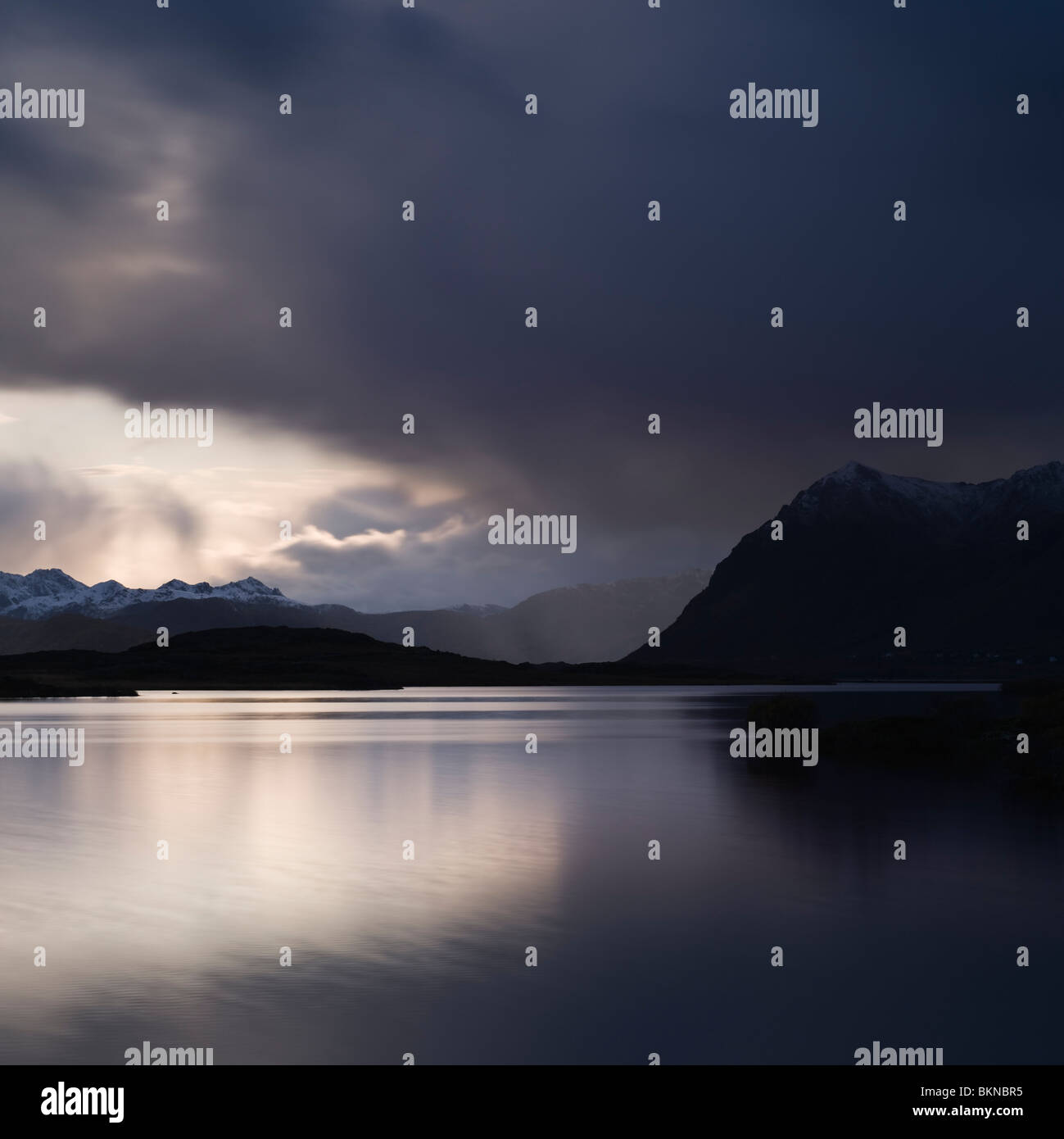 Blick über den Fjord von Moskenes in Richtung Austvågsøya, Lofoten Inseln, Norwegen Stockfoto