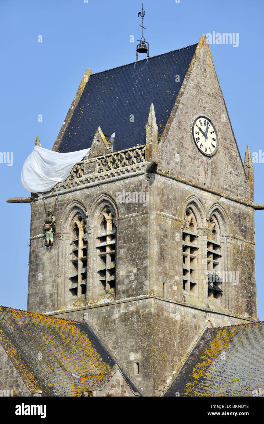Weltkrieg zwei Fallschirm Denkmal zu Ehren des WW2 Fallschirmspringer John Steele am Kirchturm, Sainte-Mère-Église, Normandie, Frankreich Stockfoto