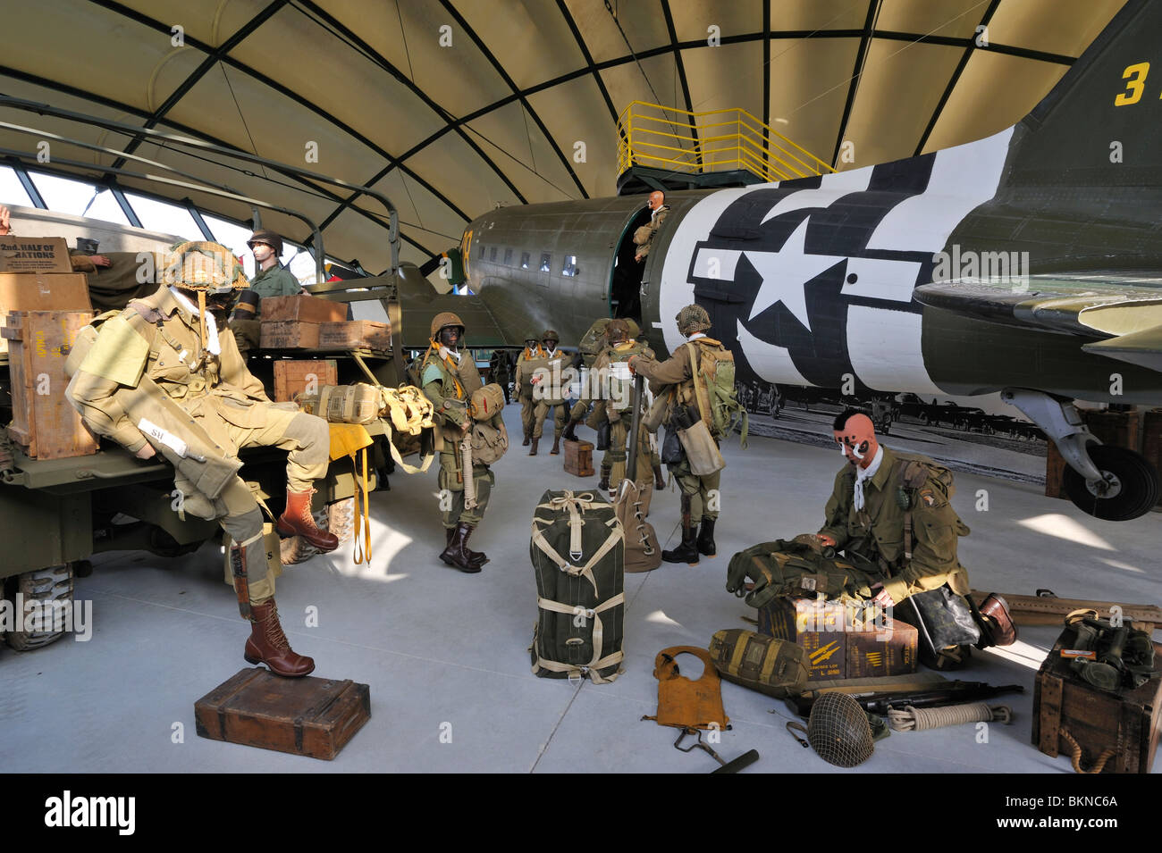 Douglas C-47 Flugzeug, Uniformes und Waffen der amerikanischen Armee in das Airborne Museum in Sainte-Mère-Église, Normandie, Frankreich Stockfoto