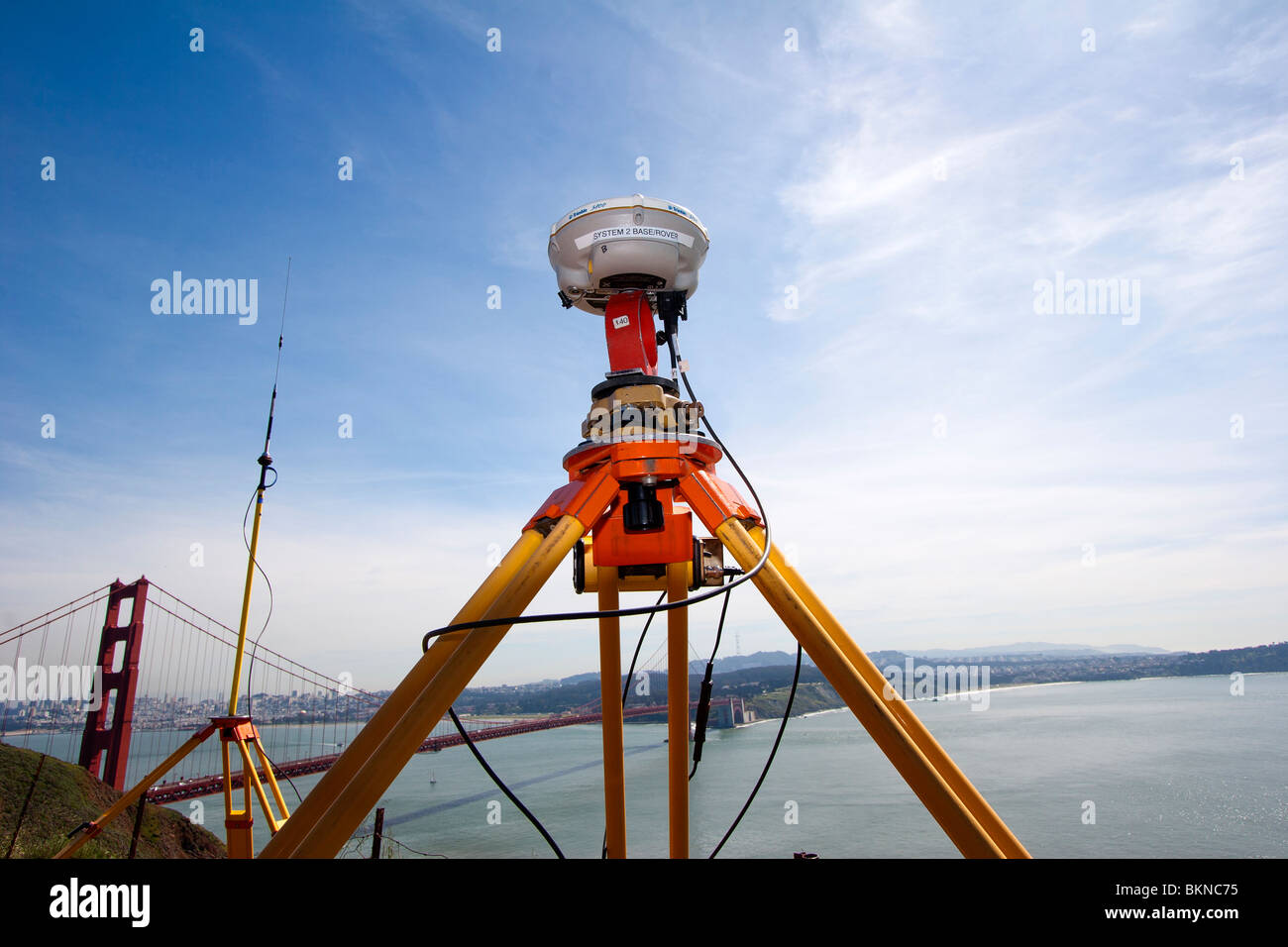 Vermessungsgeräte in der Nähe der Golden Gate Bridge, vermutlich für die Überwachung der San-Andreas-Verwerfung. Stockfoto