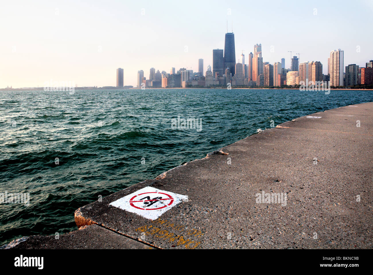 KEIN SCHWIMMEN-ZEICHEN GEMALT AUF DEM PIER IN DER NÄHE VON GOLD COAST BEACH AM SEEUFER IN DOWNTOWN, CHICAGO, ILLINOIS, USA Stockfoto