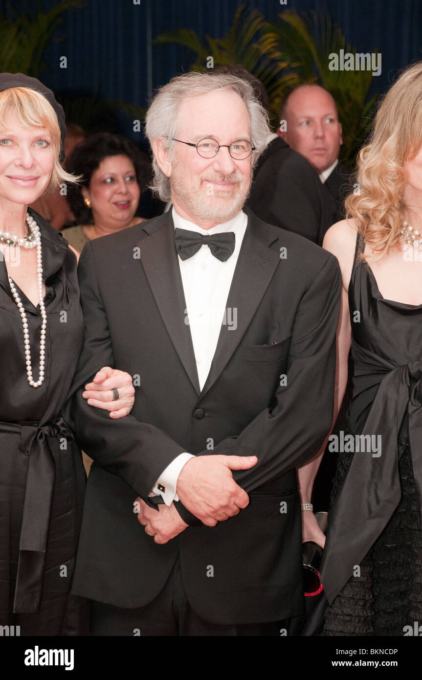 Regisseur Steven Spielberg und seine Frau Schauspielerin Kate Capshaw erreichen der White House Correspondents' Association Dinner. Stockfoto