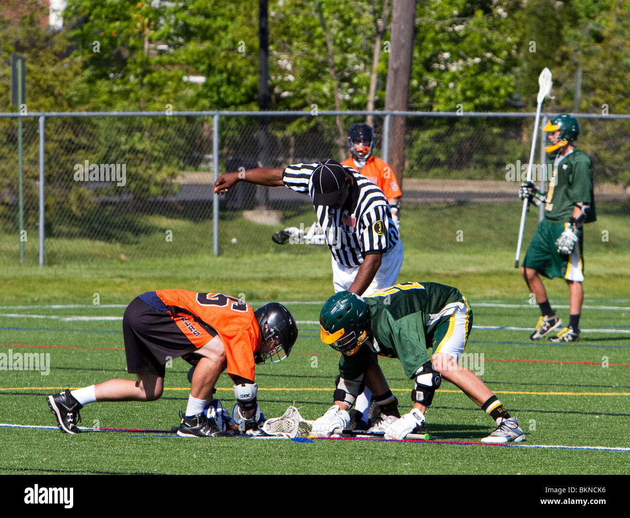 Jungen High School Varsity Lacrosse Spiel. Stockfoto