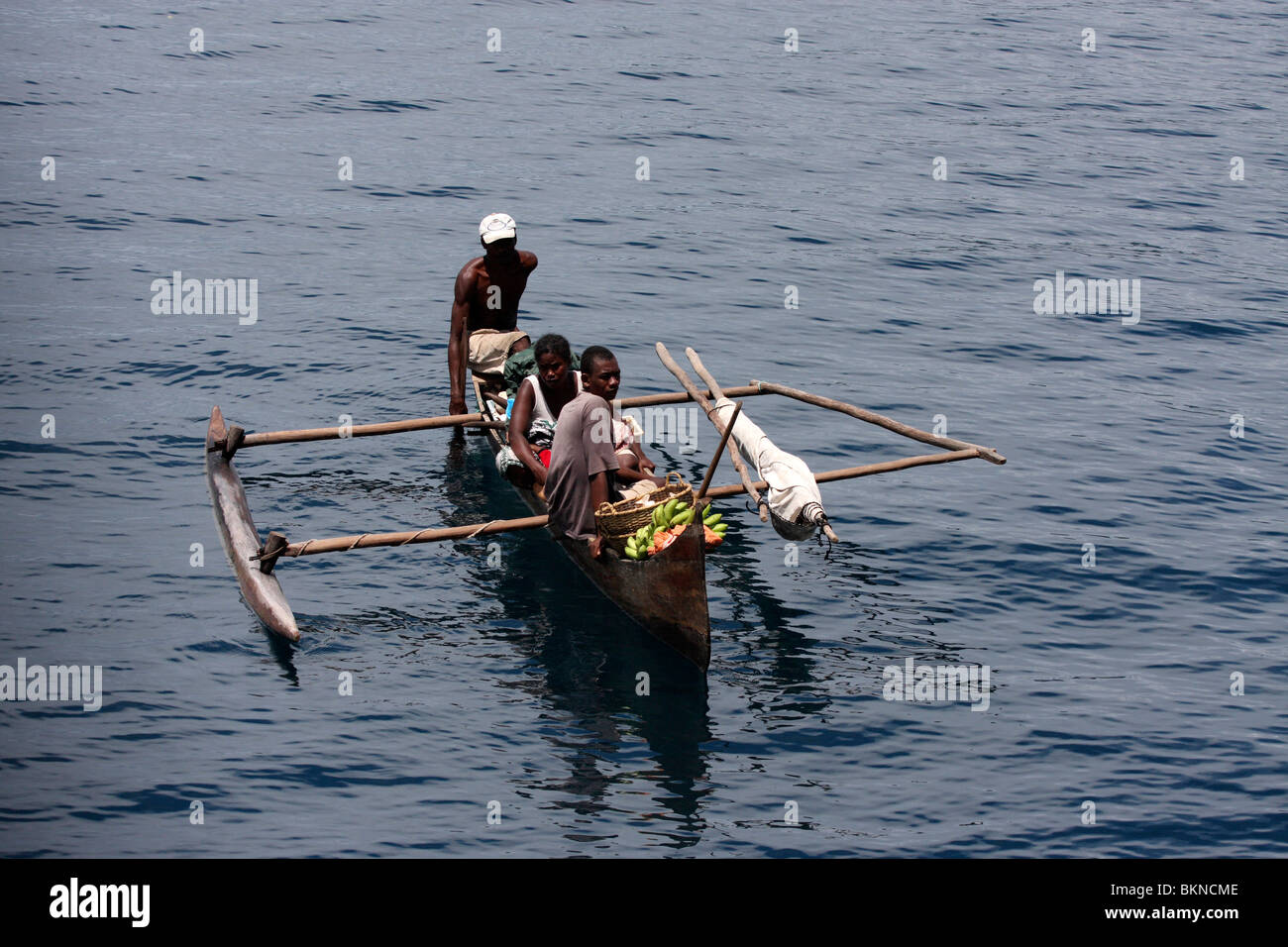 hungernde afrikanische Familie bitten um Nahrung in Holzboote, Afrika Stockfoto