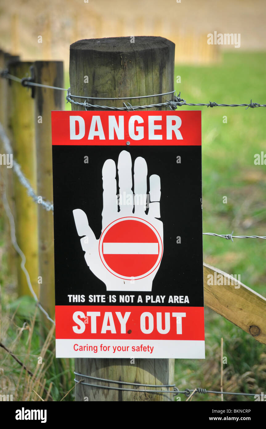 "Kein Eintrag" und "Danger draußen bleiben" ausgeschildert auf einen Zaunpfahl. Stockfoto