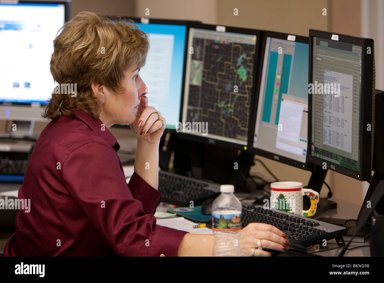 Angestellter bei der National Weather Service in Hastings, Nebraska, USA, überwacht die interne Computernetzwerk. Stockfoto
