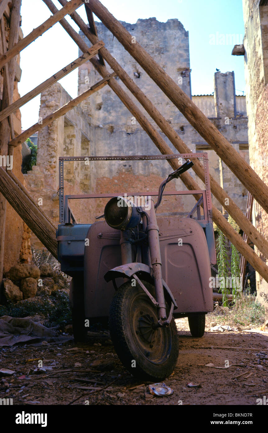 Alten Lieferung motor Dreirad im Hinterhof eines Hauses in Schutt und Asche in Chania auf Kreta in Griechenland. Stockfoto