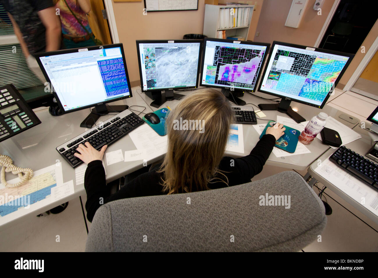 Meteorologe Cindy Fay des nationalen Wetterdienstes in Hastings, Nebraska, analysiert Wetterkarten um eine Prognose zu machen. Stockfoto