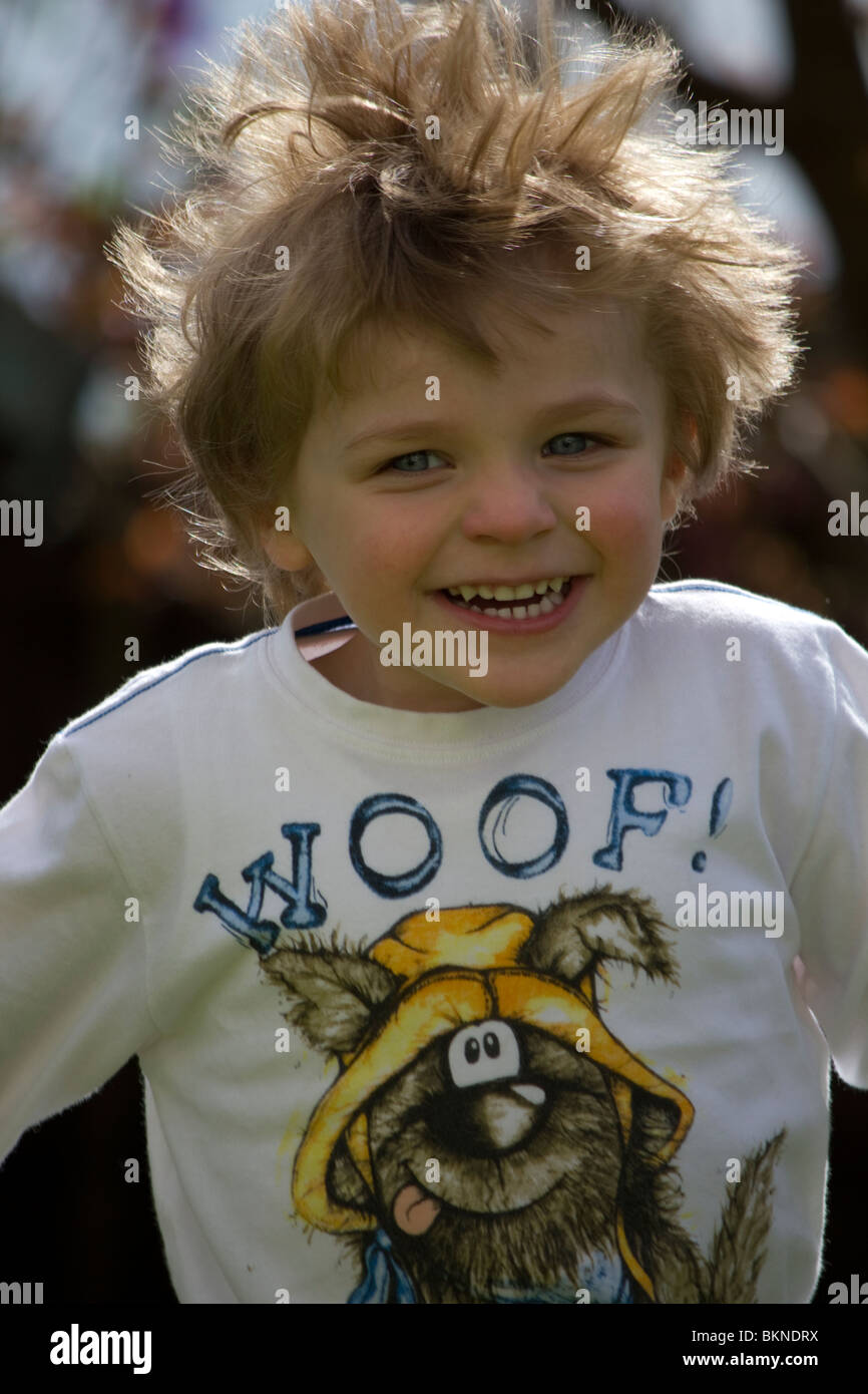 3 Jahre alter Junge auf Trampolin Stockfoto