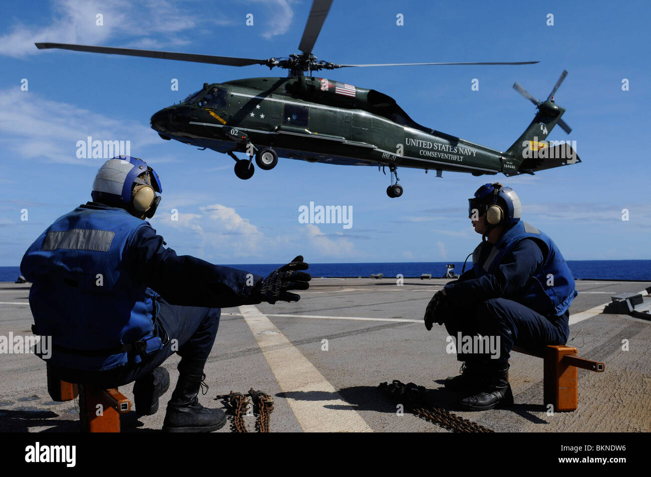 SH-60F Seahawk Hubschrauber landet im Flugbetrieb auf 7. Flottenkommando Schiff USS Blue Ridge Stockfoto