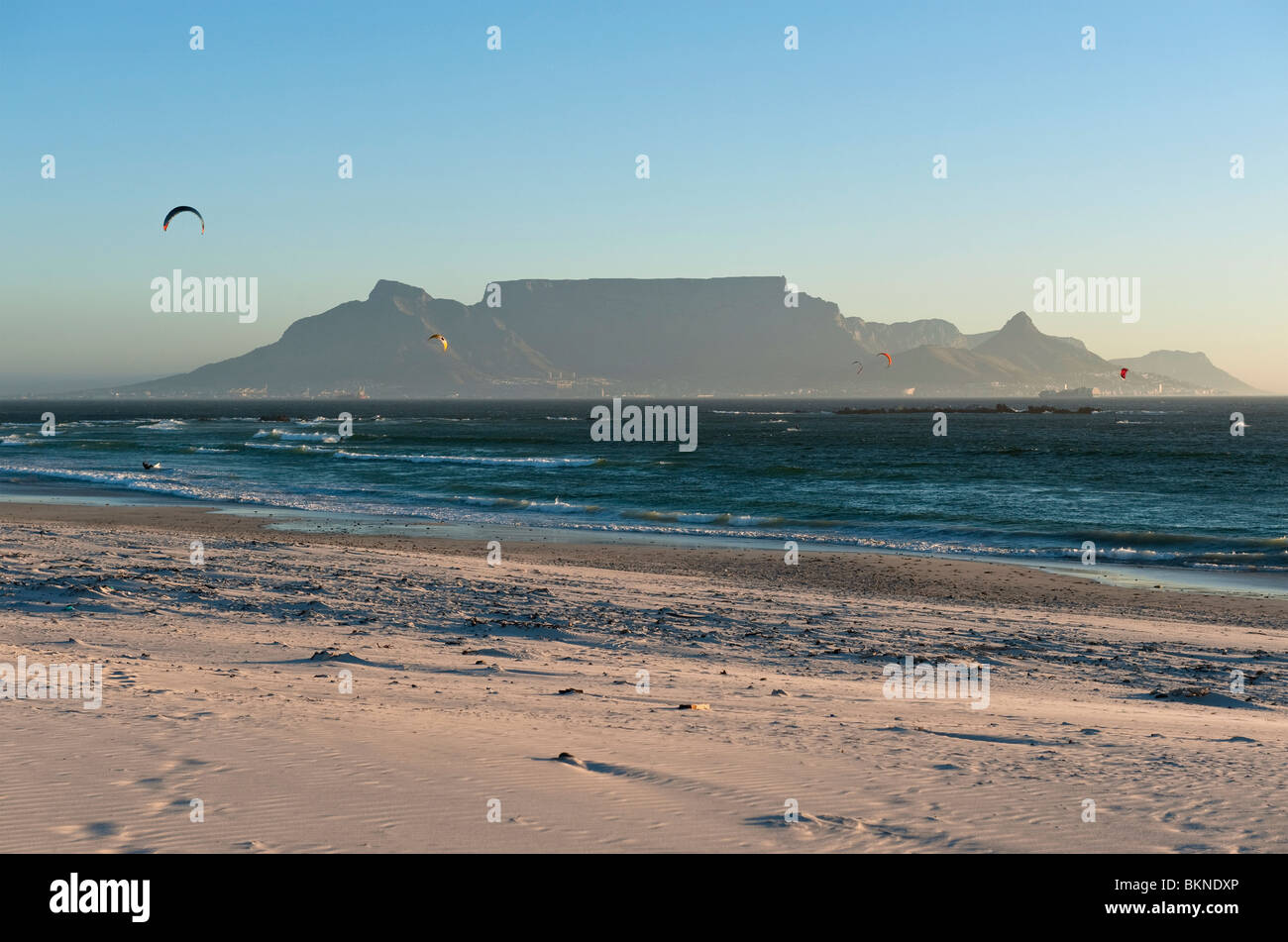 Spektakuläre Aussicht auf den Tafelberg von Big Bay bei Sonnenuntergang. Cape Town, Südafrika Stockfoto