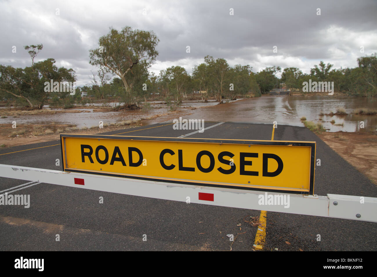 Straße gesperrt Schild über die überfluteten Todd River, Alice Springs, Zentral-Australien Stockfoto