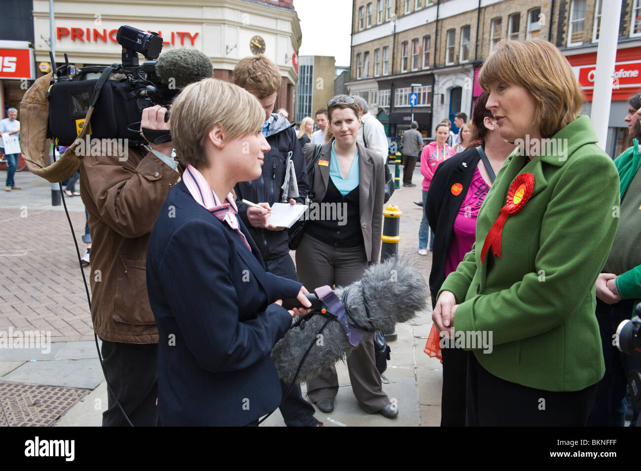 Harriet Harman MP im Interview mit der tv-Nachrichten-Crew bei der Werbetätigkeit für Labour-Partei in Newport West Wahlkreis South Wales UK Stockfoto