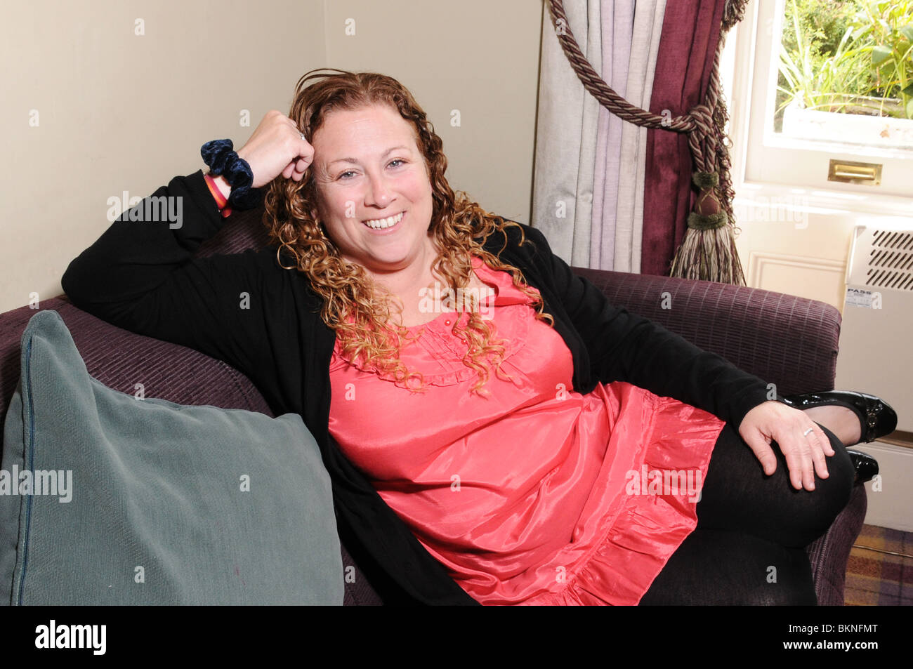 Jodi Picoult bei einem literarischen Mittagessen, starten Sie ihr neues Buch genannt Hausordnung. Sie sitzt entspannt im Gespräch mit Gästen auf das Mittagessen. Stockfoto