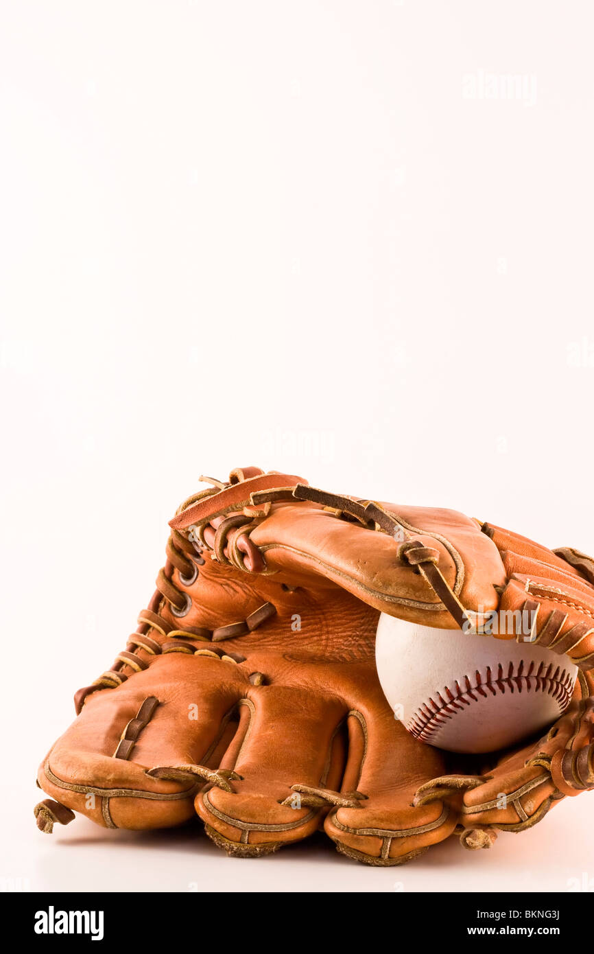 Isolierte Baseballhandschuh und ball Stockfoto