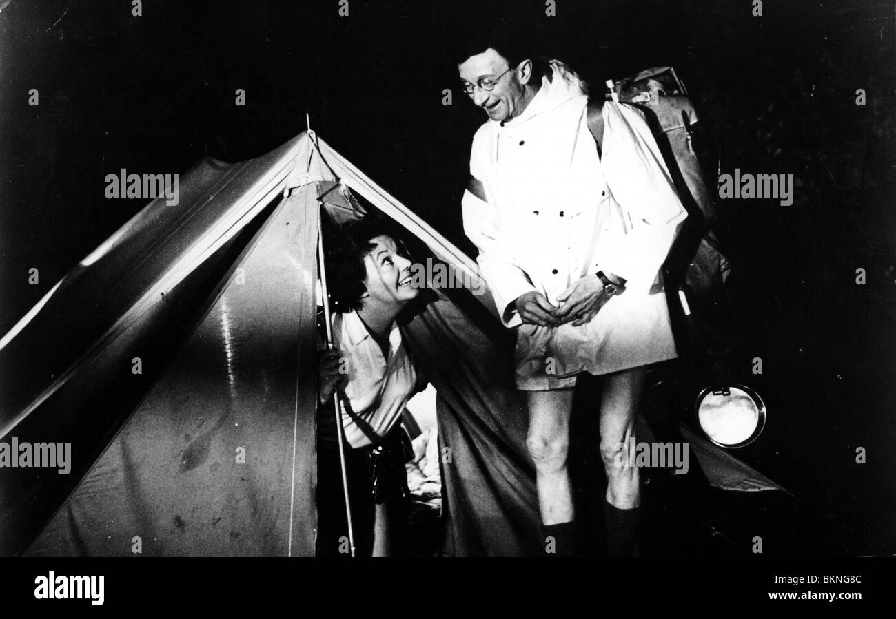 CAMPING (1969) BETTY MARSDEN, CHARLES HAWTREY RMSP 001 P WEITERMACHEN Stockfoto