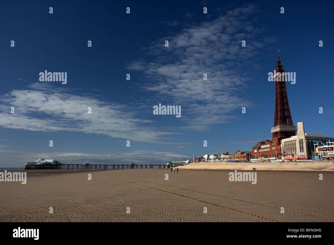 Blackpool Strand North Pier neue Wellenbrecher und Turm Lancashire England UK Stockfoto