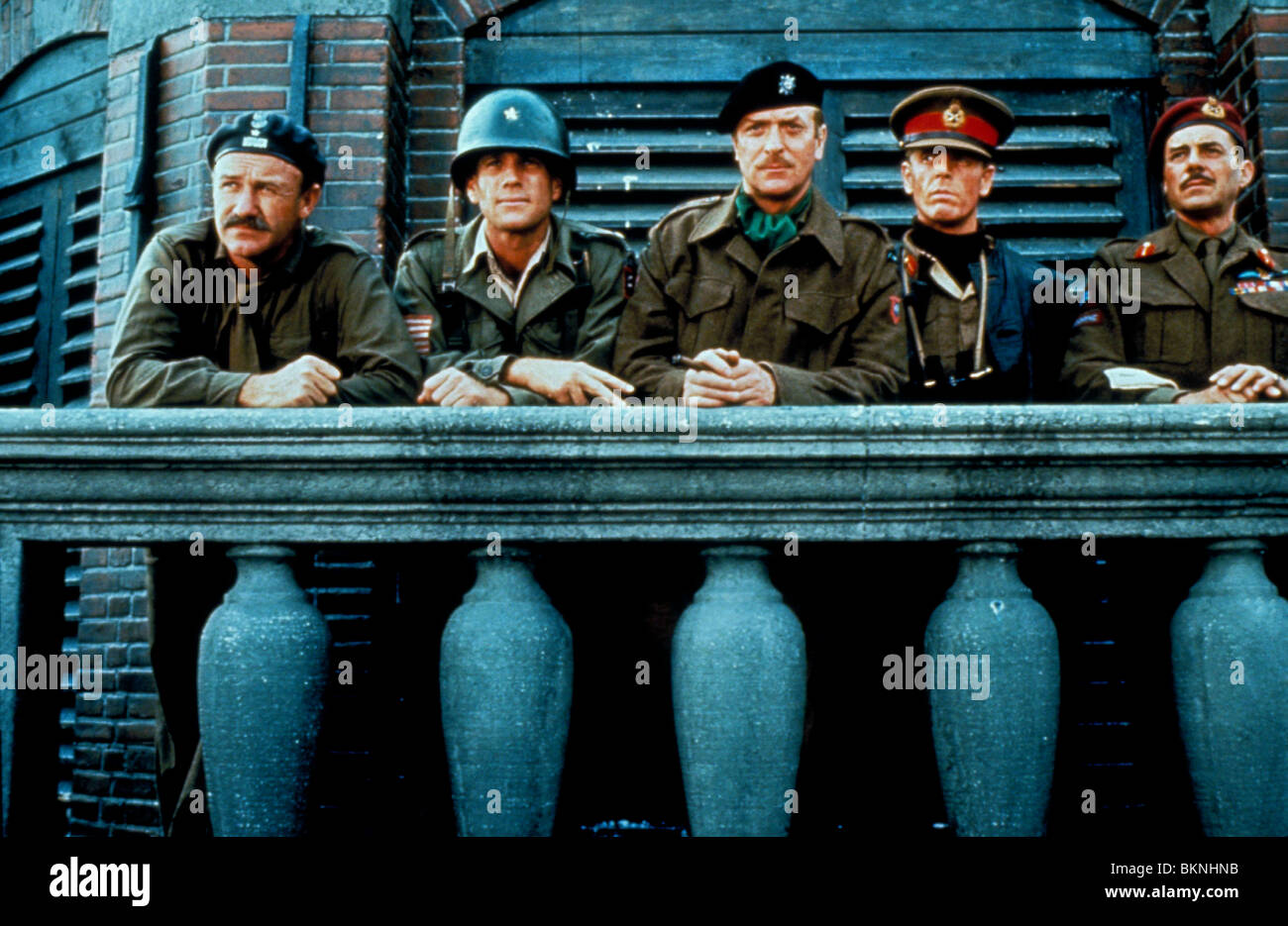 EINE BRÜCKE ZU WEIT (1977) GENE HACKMAN, RYAN O' NEAL, MICHAEL CAINE, EDWARD FOX, DIRK BOGARDE BTFR 041 Stockfoto