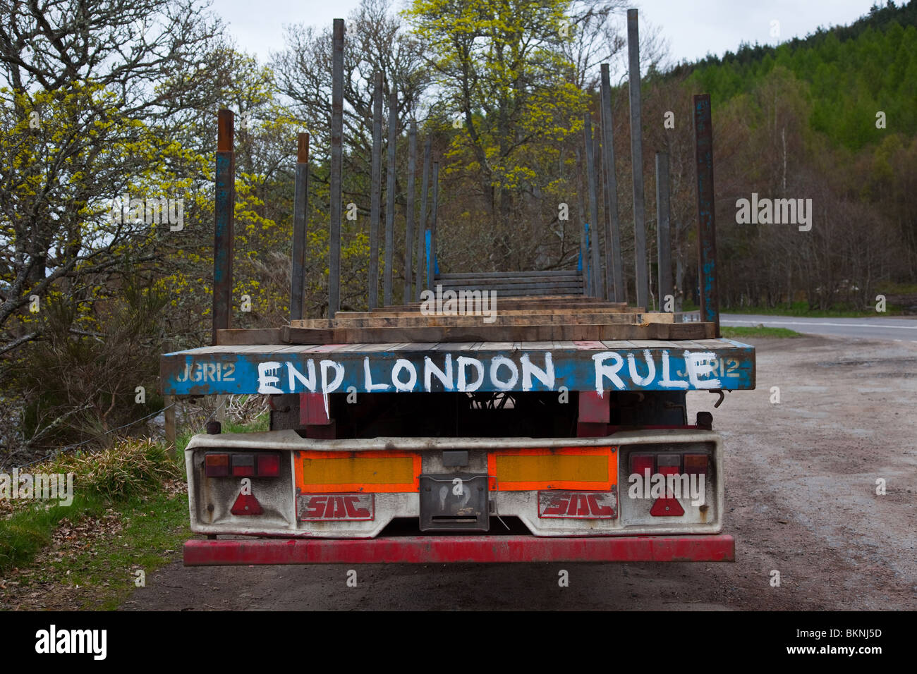 Schottische Unabhängigkeit; Ende der London Rule, „Home Rule“-Plädoyer und Graffiti auf Lkw-Anhänger, Aberdeenshire, Schottland, Großbritannien Stockfoto