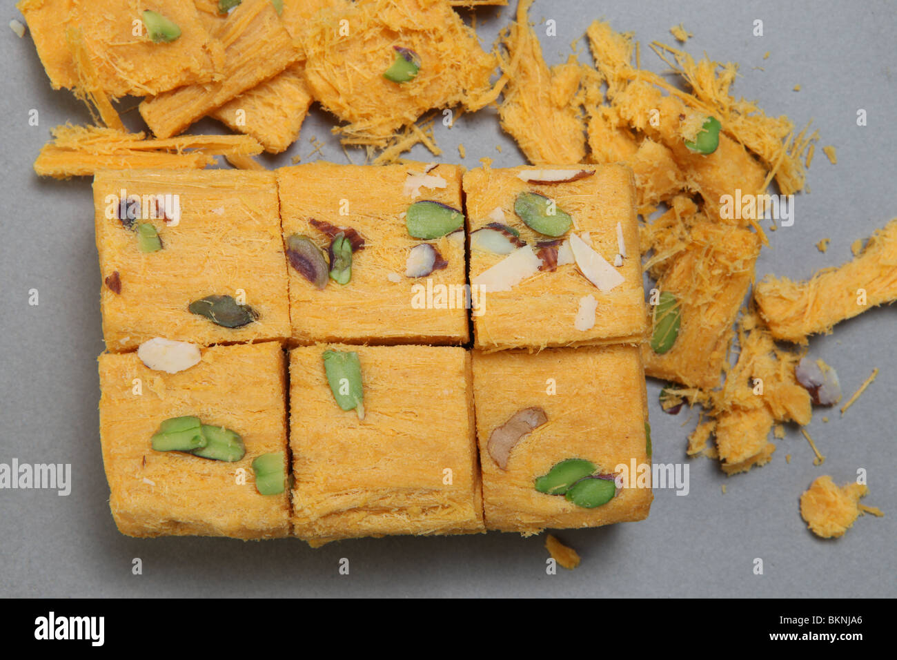 Sona Papdi, eine indische Süßigkeit aus Ghee, Zucker und Mehl Stockfoto