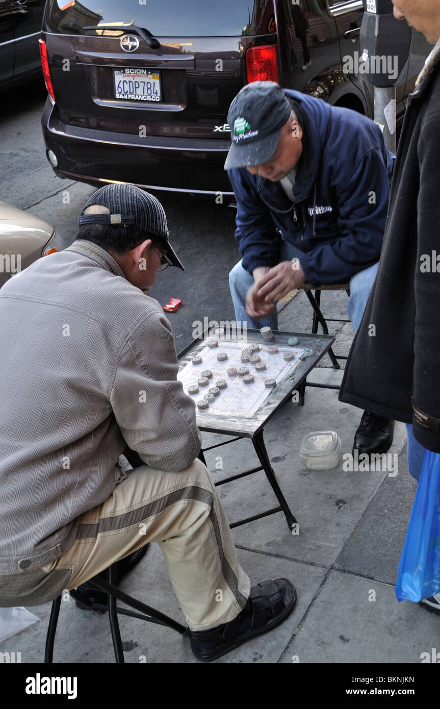 Zwei Männer spielen Brettspiel in Straße von China Teil der Stadt San Francisco, ca Stockfoto